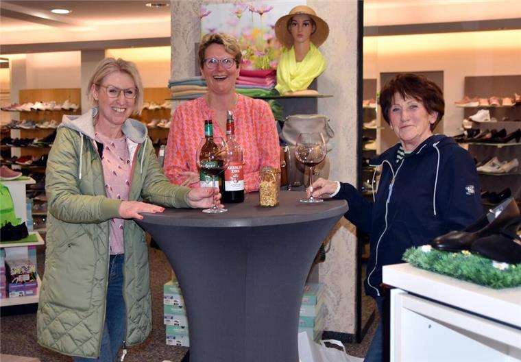 Abendliches Einkaufsvergnügen in Sittensen Ein Gläschen Weihn beim Schuhekauf