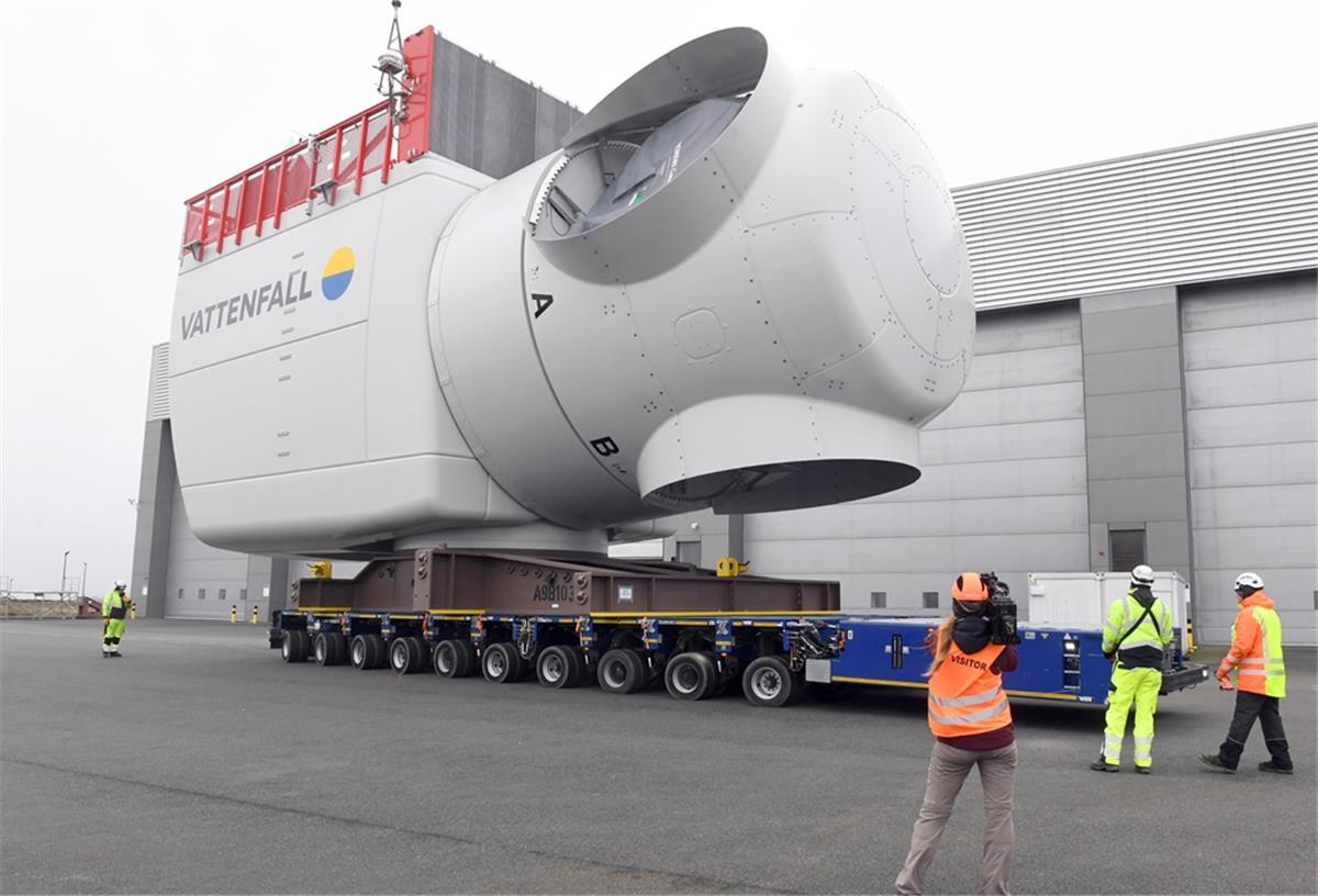 Siemens Gamesa: Erste 11-MW-Anlage verlässt Werk in Cuxhaven Wie Zwerge wirken die Menschen neben der ersten 11-Mega-Watt-Offshore-Windkraftanlage, die am Freitagmittag erstmals das Werk von Siemens Gamesa in Cuxhaven verlässt.