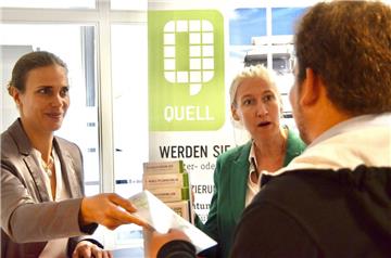Wiebke Däumichen (links) und Friederike Dammann von der Firma Quell Bildungskonzepte im Gespräch mit einem jungen Mann, der noch nicht sicher ist, wie es nach seiner Ausbildung weiter geht. Die direkte Begegnung von Arbeitgebern und Weiterbildungsträgern mit Arbeitslosen und Arbeitssuchenden ist das A und O der Job- und Weiterbildungsmesse in Zeven. 