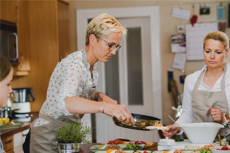 Wiebke Icken aus Sievern (links) erhielt in der Küche Unterstützung auch Unterstützung von ihrer Freundin Kirstin.