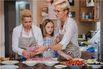 Wiebke Icken (rechts) aus Sievern bereitet mit ihrer Tochter Katherine (Mitte) und Freundin Kirstin die Hauptspeise vor. 