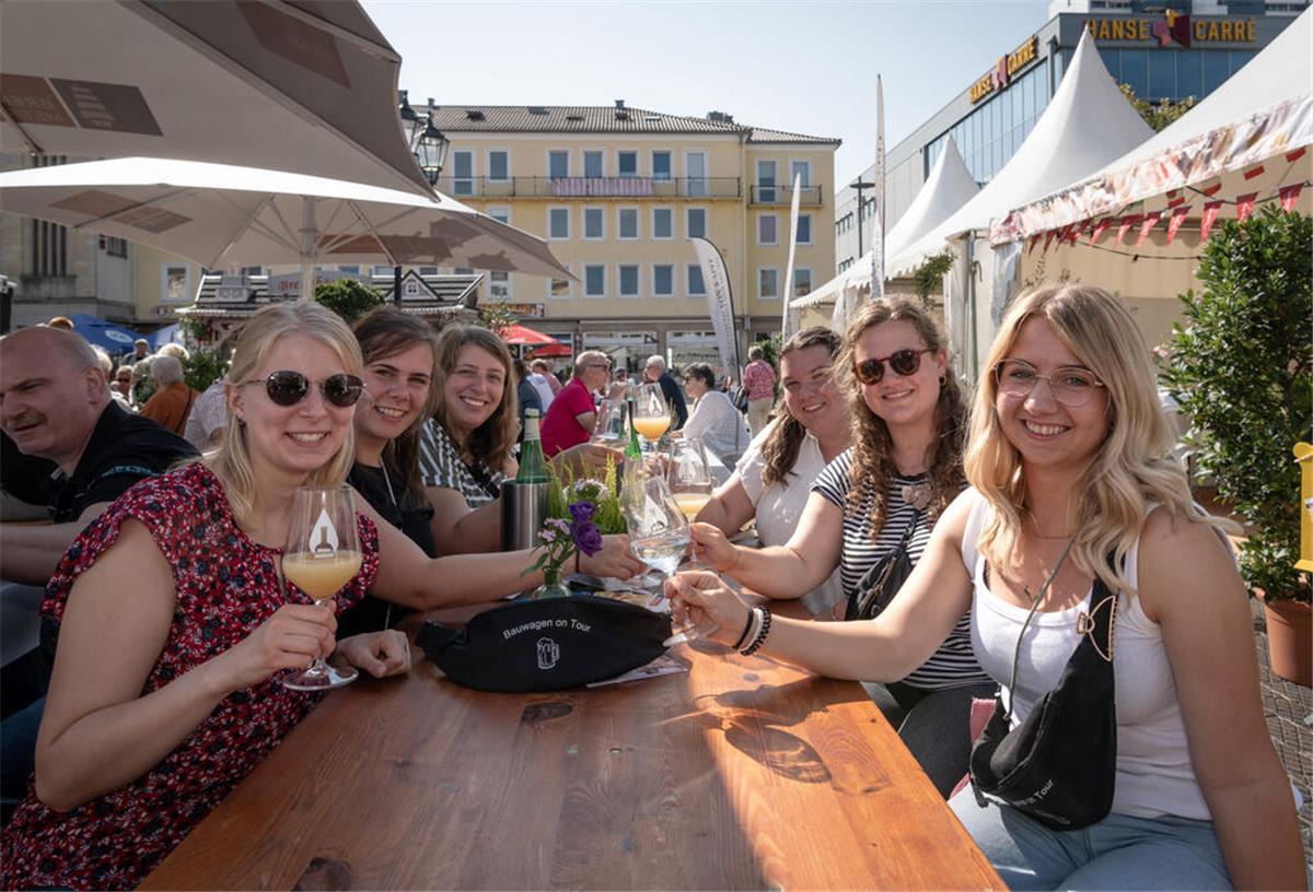 Weinfest geht am Sonntag weiter - dazu kommt Shopping-Vergnügen Wiebke, Maria, Nadine, Maike, Kristin und Lioba aus Wttringen im Münsterland wollten eigentlich zum Escape Room, blieben mit ihrem Stammtisch dann aber auf dem Weinfest.