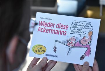 „Wieder diese Ackermanns“: Heinz Glaasker hat das fünfte Buch mit den besten Cartoons aus der NORDSEE-ZEITUNG herausgebracht.