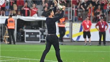 Wieder ein Cup für Alonso.