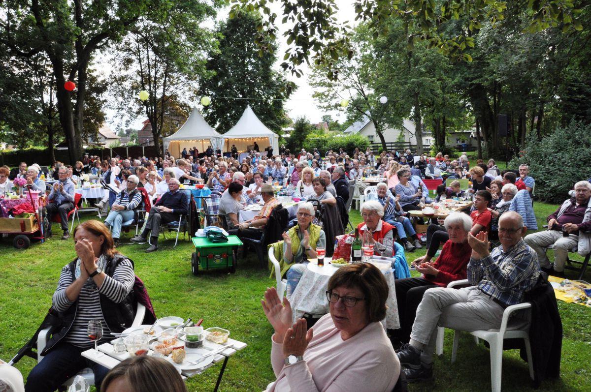 Klassik im Park in Nordenham lockt trotz des Wetters viele Besucher an Wieder einmal ein Genuss: Klassik im Park in Nordenham