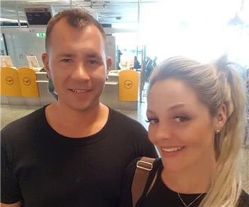 Wieder in Deutschland: Manuela Felix und Karl Wilma aus Bremerhaven am Frankfurter Flughafen.