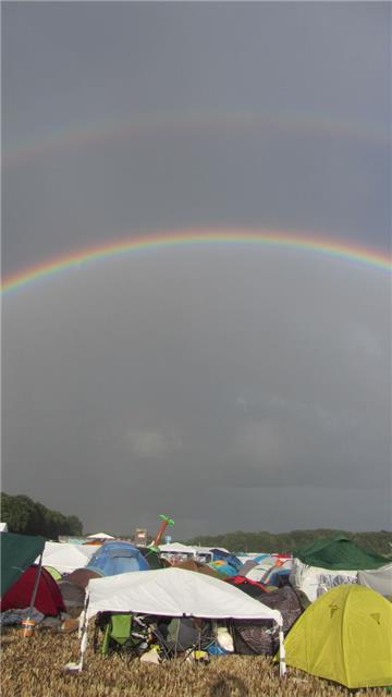 Wieder mal kein ungewöhnliches Bild: Regenbogen über dem Festivalgelände.