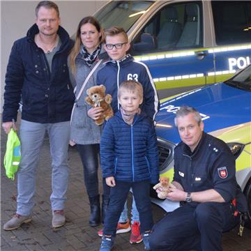 Wieder vereint: Der sechsjährige Fynn aus dem Kreis Aurich hat seinen Teddy-Bären wieder. Autobahnpolizist Stefan Becks gab dem Jungen sein vermisstes Kuscheltier zurück.
