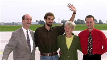 Wieder vereint: Marc Wallert (2.v.l.) stellt sich im September 2000 auf dem Flughafen von Hannover zusammen mit seinen Eltern Renate und Werner und seinem Bruder Dirk (r) zu einem Gruppenfoto auf. (Archivbild)