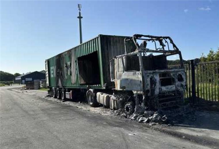 150.000 Euro Schaden: Lkw in Beverstedt brennt vollständig aus Wieso der Lkw in Flammen aufging und ausbrannte, ist noch völlig unklar.