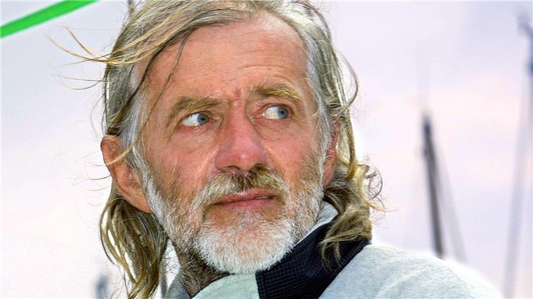 Nonstop-Weltumsegler Wilfried Erdmann ist gestorben Wilfried Erdmann steht auf seiner Segel-Yacht „Kathena Nui“ im Yacht-Hafen von Cuxhaven.