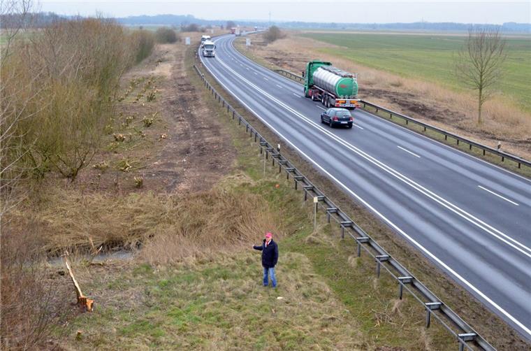 Wilfried Töpfer klagt über den Kahlschlag an der Zufahrt zum Wesertunnel (B437). „Die Natur wird Jahre brauchen, bis sie sich davon erholt hat“, schimpft er.