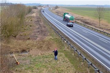 Wilfried Töpfer klagt über den Kahlschlag an der Zufahrt zum Wesertunnel (B437). „Die Natur wird Jahre brauchen, bis sie sich davon erholt hat“, schimpft er.