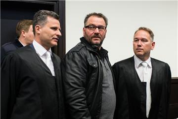 Wilfried W. (mitte) soll gemeinsam mit seiner Ex-Frau Angelika W. über Jahre hinweg Frauen mit Kontaktanzeigen in ihr Haus nach Höxter gelockt und dabei einige von ihnen schwer misshandelt haben.