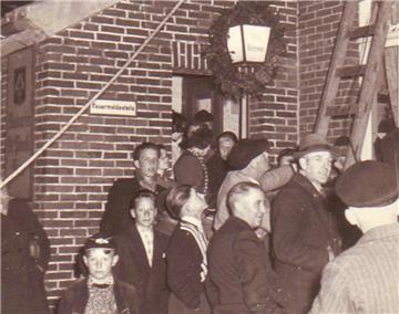 Wilhelm Behrens (3. von rechts, ohne Hut) beim Aufstellen des Maibaums vor der Gaststätte in Reitlanderzoll. Zudem hatte er eine Landwirtschaft, leitete die Poststelle und war auch als Feuermelder tätig.
