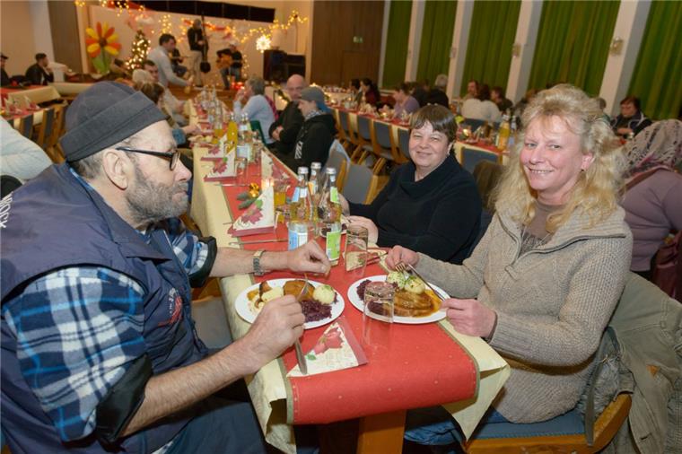 Wilhelm Schröder, Roswitha Büttner und Barbara (von links) genießen das Weihnachtsfest im Familienzentrum Grünhöfe.
