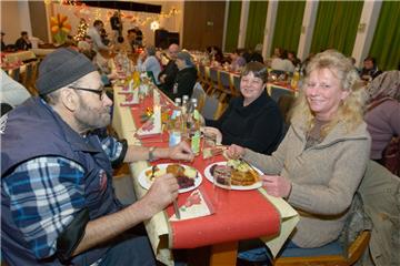 Wilhelm Schröder, Roswitha Büttner und Barbara (von links) genießen das Weihnachtsfest im Familienzentrum Grünhöfe.