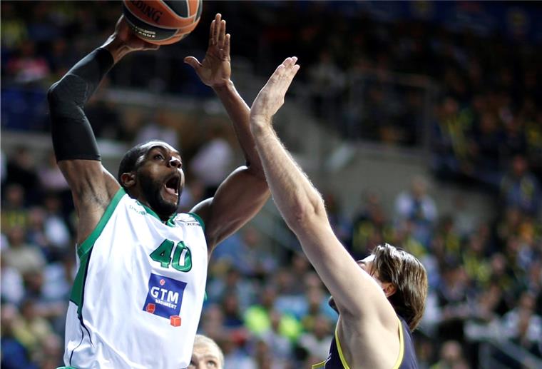 Eisbären Bremerhaven verpflichten Profi mit Erfahrung Will Daniels (links) hat schon auf höchstem Niveau gespielt. Das Bild zeigt den Power Forward in einem Euroleague-Spiel mit seinem Ex-Club JSF Nanterre gegen Fenerbahce Istanbul.
