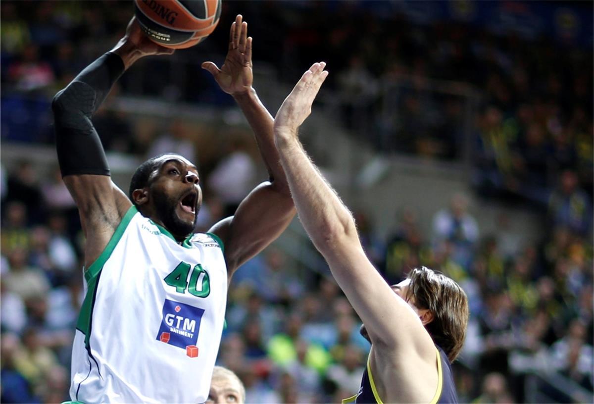 Will Daniels (links) hat schon auf höchstem Niveau gespielt. Das Bild zeigt den Power Forward in einem Euroleague-Spiel mit seinem Ex-Club JSF Nanterre gegen Fenerbahce Istanbul.