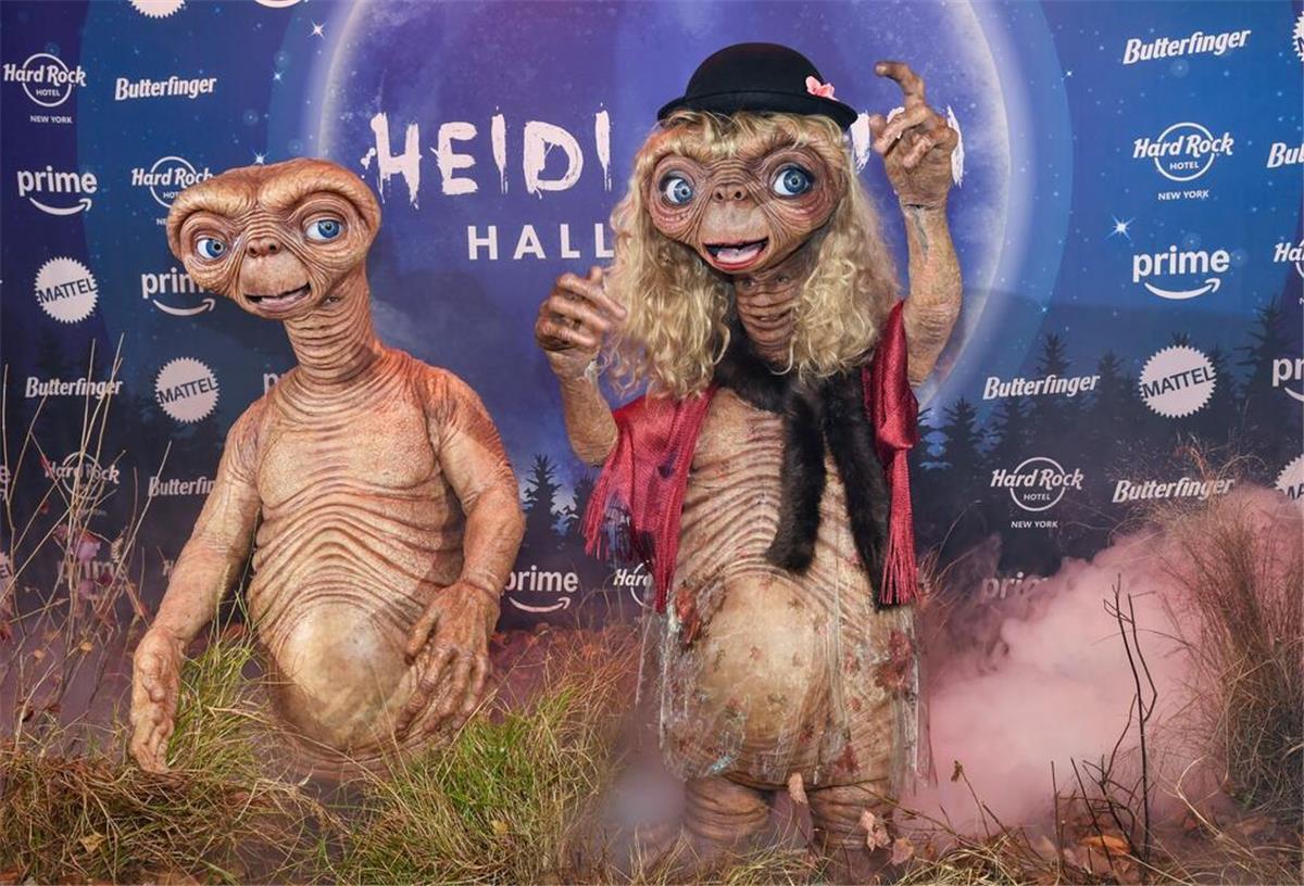 Glühender Finger und Kulleraugen: Heidi Klum ist E.T. Will vielleicht nach Hause telefonieren: Heidi Klum als E.T.
