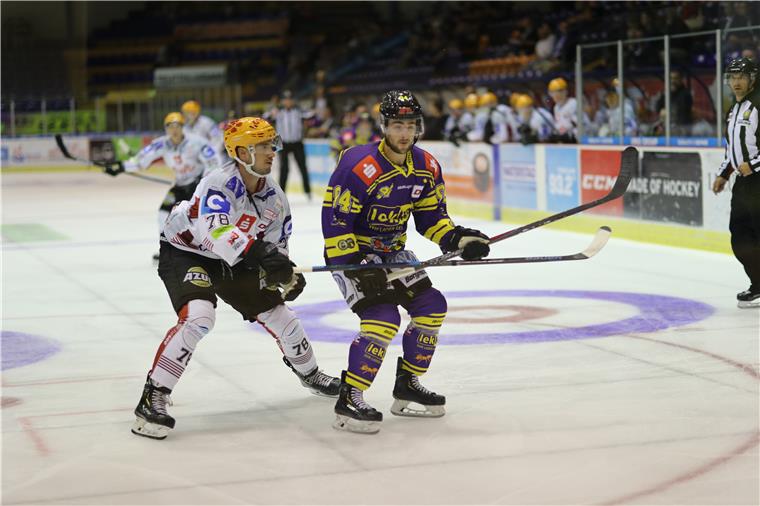 Fischtown Pinguins verpassen das Finale in Heerenveen Will Weber (links) im Zweikampf beim Thialf-Cup.