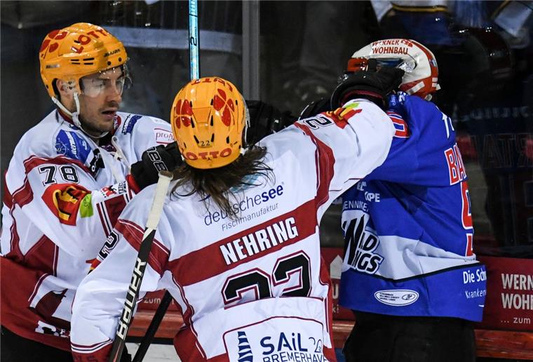 Will Weber (von links) und Chad Nehring von den Fischtown Pinguins setzten sich gegen Schwenningens  Istvan Bartalis zur Wehr.
