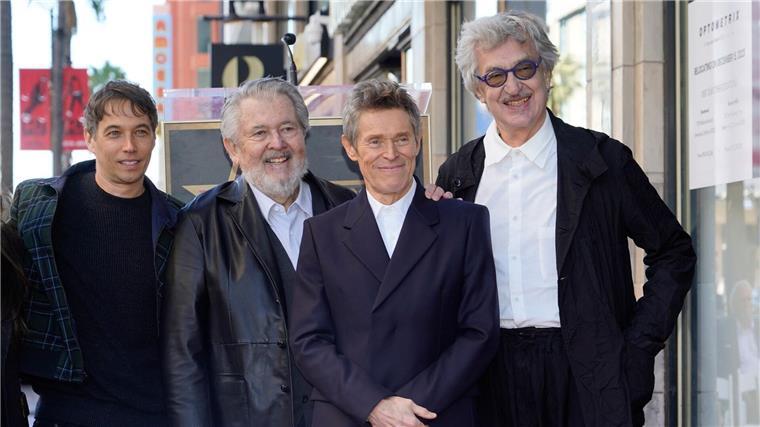 Willem Dafoe (2.v.r) mit den Regisseuren Sean Baker (l), Walter Hill (2.v.l) und Wim Wenders auf dem Hollywood Walk of Fame.
