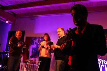 Willi, Dagmar und Michael staunten nicht schlecht, als Mentalmagier Christoph Kuch ohne Hinschauen die Karten jedes einzelnen so ausspielen ließ, das exakt die Person mit den schlechtesten Karten gewann: Dagmar.