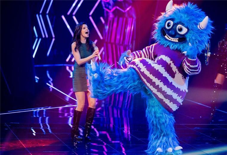 Willi W. überzeugte bei der ersten Runde von „The Masked Singer“ - hier mit Jury-Mitglied Yvonne Catterfeld - nur bedingt. 