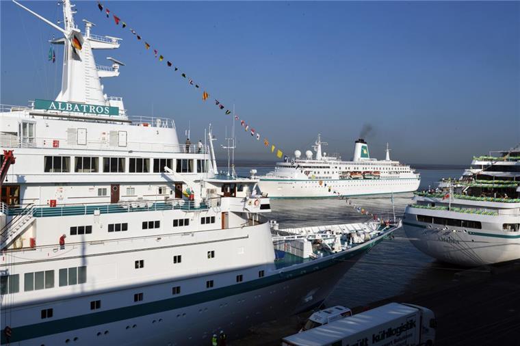So verlief der Tag mit vier Kreuzfahrtschiffen in Bremerhaven Willkommen in Bremerhaven: "Albatros" und "Amadea" nehmen die "Deutschland" in die Mitte.