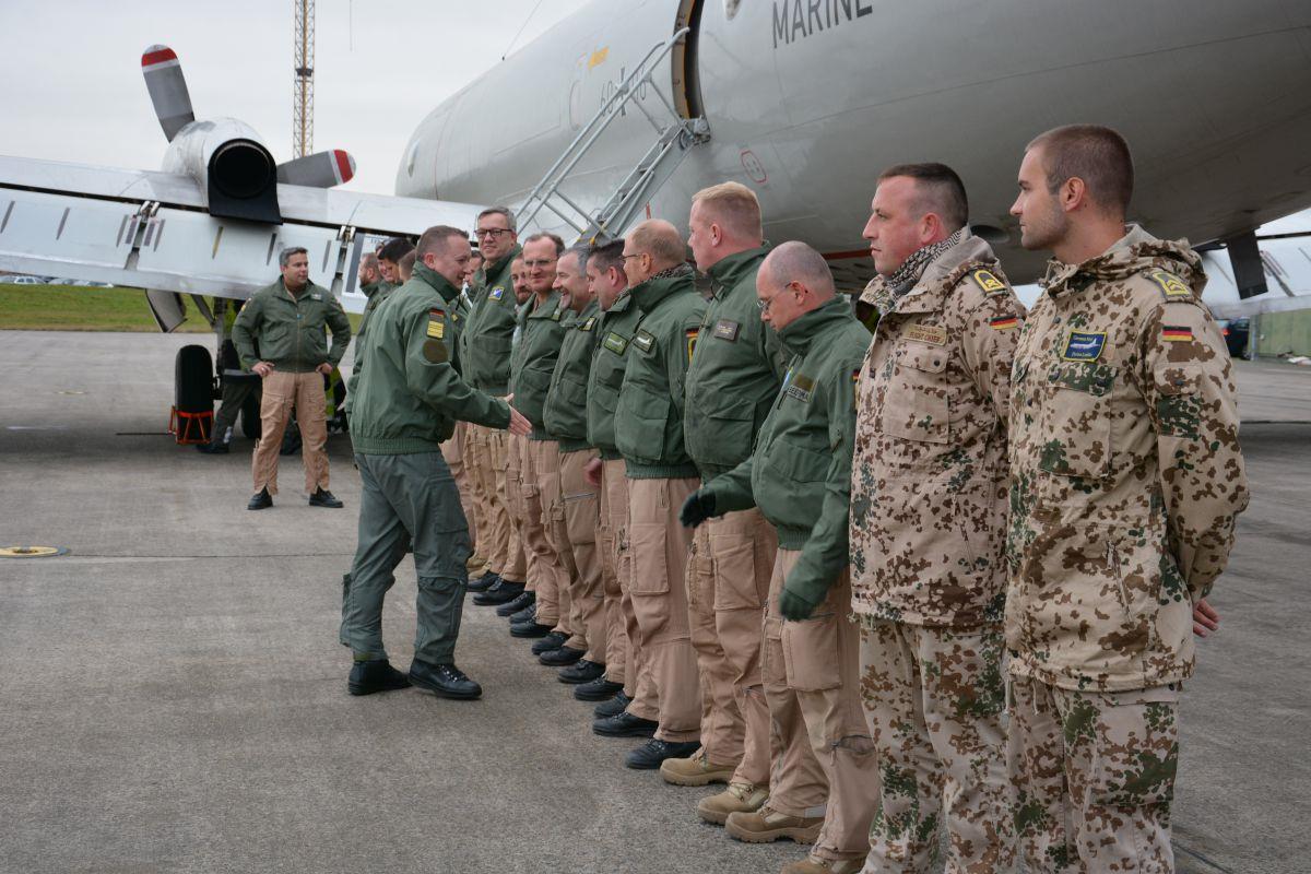 Willkommen zurück: Thomas Krey (links), Kommandeur der fliegenden Truppe des MFG 3, begrüßt die Heimkehrer aus Dschibuti. Foto Seelbach