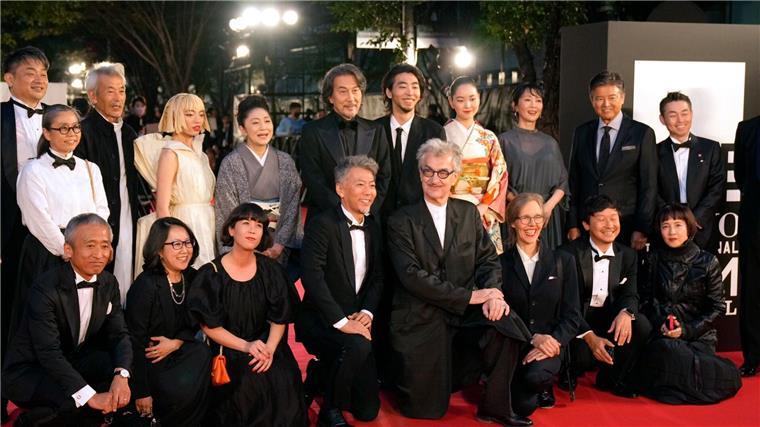 Filmfestival Tokio eröffnet mit Wim Wenders Wim Wenders (1. Reihe, 4.v.r), mit der Crew und Schauspielern des Films „Perfect Days“ beim Filmfestival in Tokio.