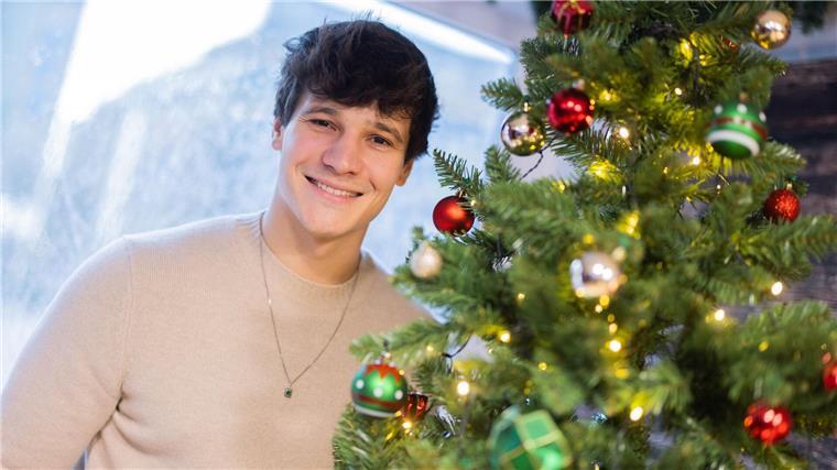 Wincent Weiss mag am Advent den Kitsch - auch musikalisch Wincent Weiss liebt es zu Weihnachten kitschig.