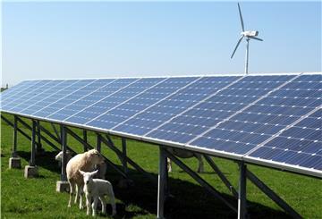 Windanlagen und Photovoltaikanlage sollen sich ergänzen. Mit der Projektidee für den Windpark in Rodenkircherwurp stieß der Vorhabenträger bei den Stadlander Politikern auf gute Resonanz.