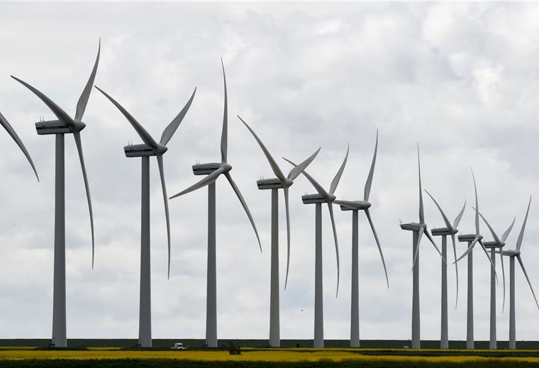 Verwertung von Windenergieanlagen - eine Chance für Bremerhaven? Windenergieanlagen müssen, wenn sie ausrangiert werden, aufwendig in ihre Einzelteile zerlegt werden.