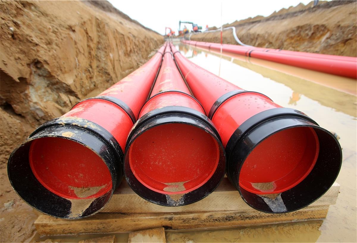 Wasserstoff als Puffer für die Stromnetze Windenergieanlagen sind vom Wetter abhängig. Damit auch künftig das Stromnetz zuverlässig Energie liefert, sind Speicher notwendig. Wie Wasserstoff wieder verstromt und ins Netz eingespeist werden kann, soll künftig in Bremerhaven getestet werden. Foto: Weihrauch/dpa