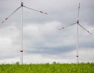 Windkraftanlagen stehen in der Landschaft. In Wilstedt sollen demnächst weitere sechs Windräder stehen. 2022 soll mit „Wilstedt Süd“ aus Wind Energie werden.