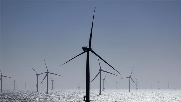 Windräder stehen in einem Windpark in der Nordsee. (Archivbild)