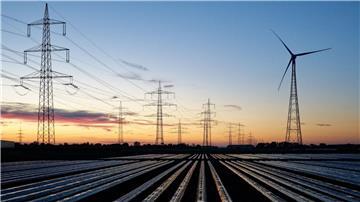 Windräder und Hochspannungsleitungen.