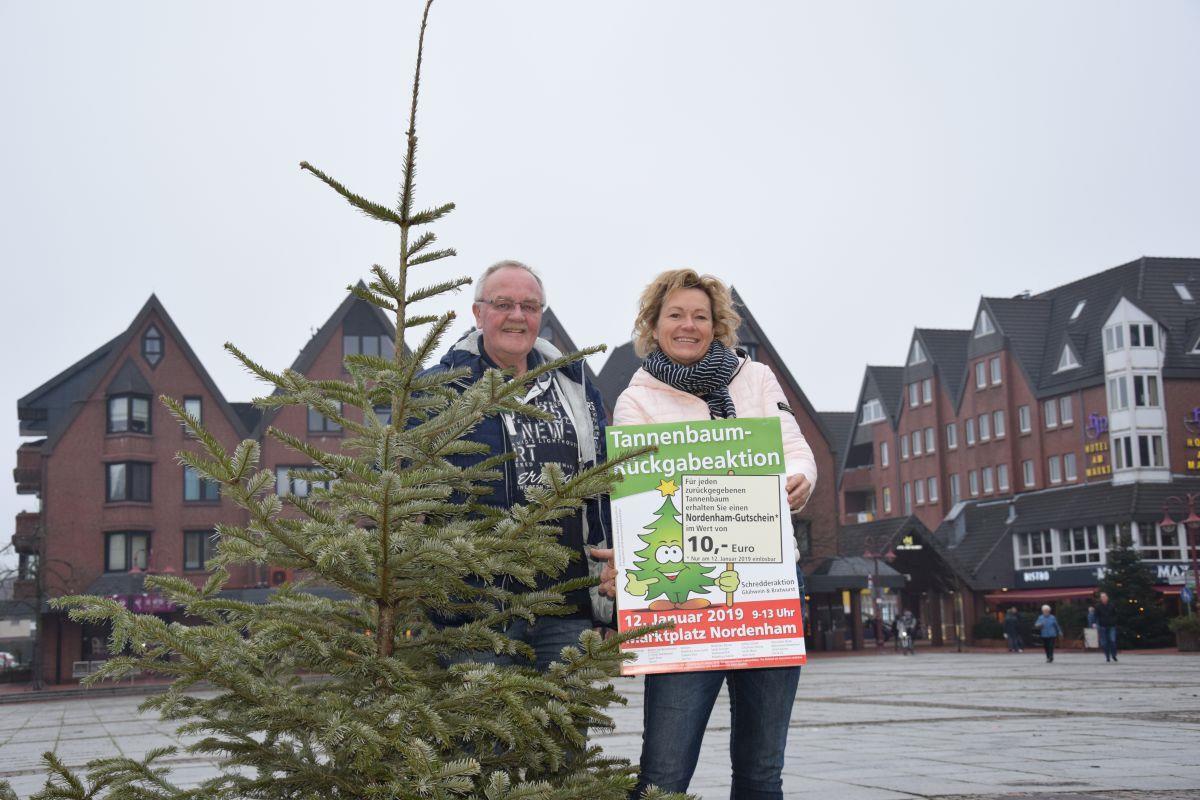 Nordenham: Weihnachtsbaum-Schreddern wird zum Fest Winfried Nagel, Vorsitzender der Kaufmannsgilde Nordenham, und NMT-Geschäftsführerin Ilona Tetzlaff freuen sich aufs Schreddern.