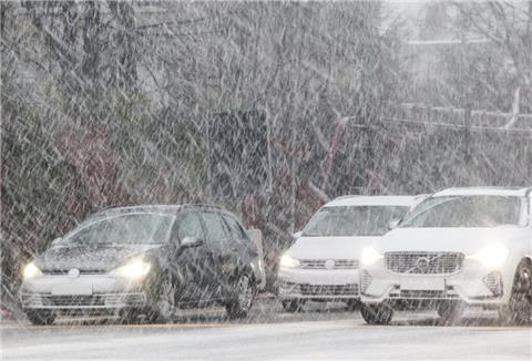 Wintereinbruch in Norddeutschland: Schneefall und Glätte überraschten am Freitag viele Autofahrer