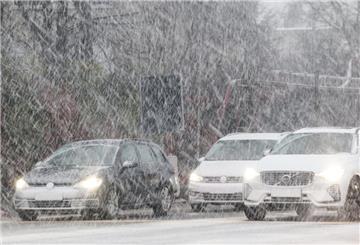 Wintereinbruch in Norddeutschland: Schneefall und Glätte überraschten am Freitag viele Autofahrer