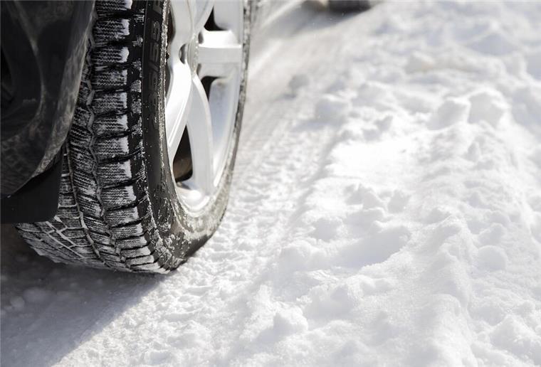 Autoreifen im Schnee
