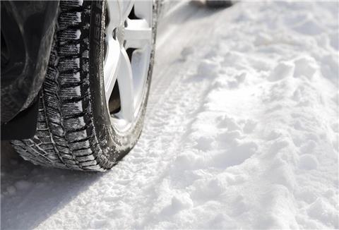 Autoreifen im Schnee