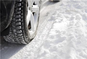 Autoreifen im Schnee