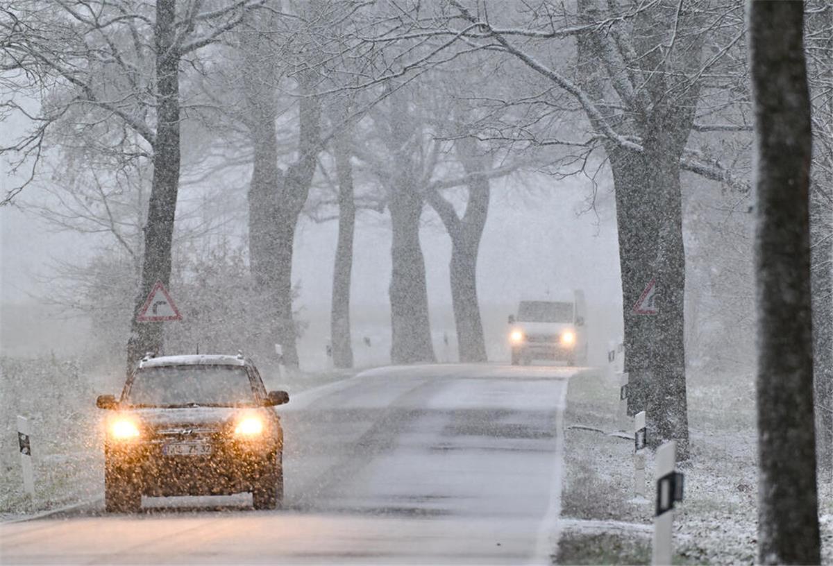 Wintereinbruch in Niedersachsen: Schnee und Glätte sorgen für Verkehrschaos im Norden Wintereinbruch in Niedersachsen führt zu mehreren Unfällen.