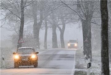 Wintereinbruch in Niedersachsen führt zu mehreren Unfällen. 
