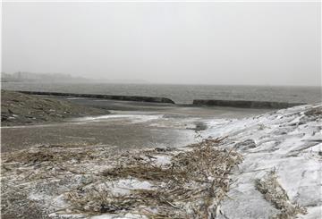 Winterliches Schneegestöber in der Grimmershörner Bucht in Cuxhaven