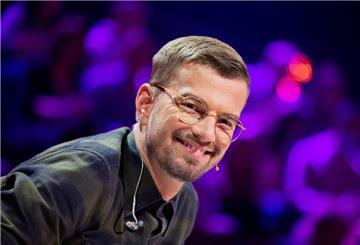 Joko Winterscheidt aus dem Rateteam sitzt in der Prosieben-Show "The Masked Singer".