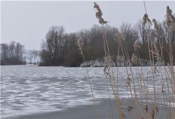 Winterwunderland: Der Seenpark 1 liegt zugefroren dar. Bisher erfreuen sich vor allem Hunde, ihre Halter und Spaziergänger an der winterlichen Landschaft, denn das Eislaufen ist auf dem Gewässer noch nicht möglich. Foto: Teichmann
